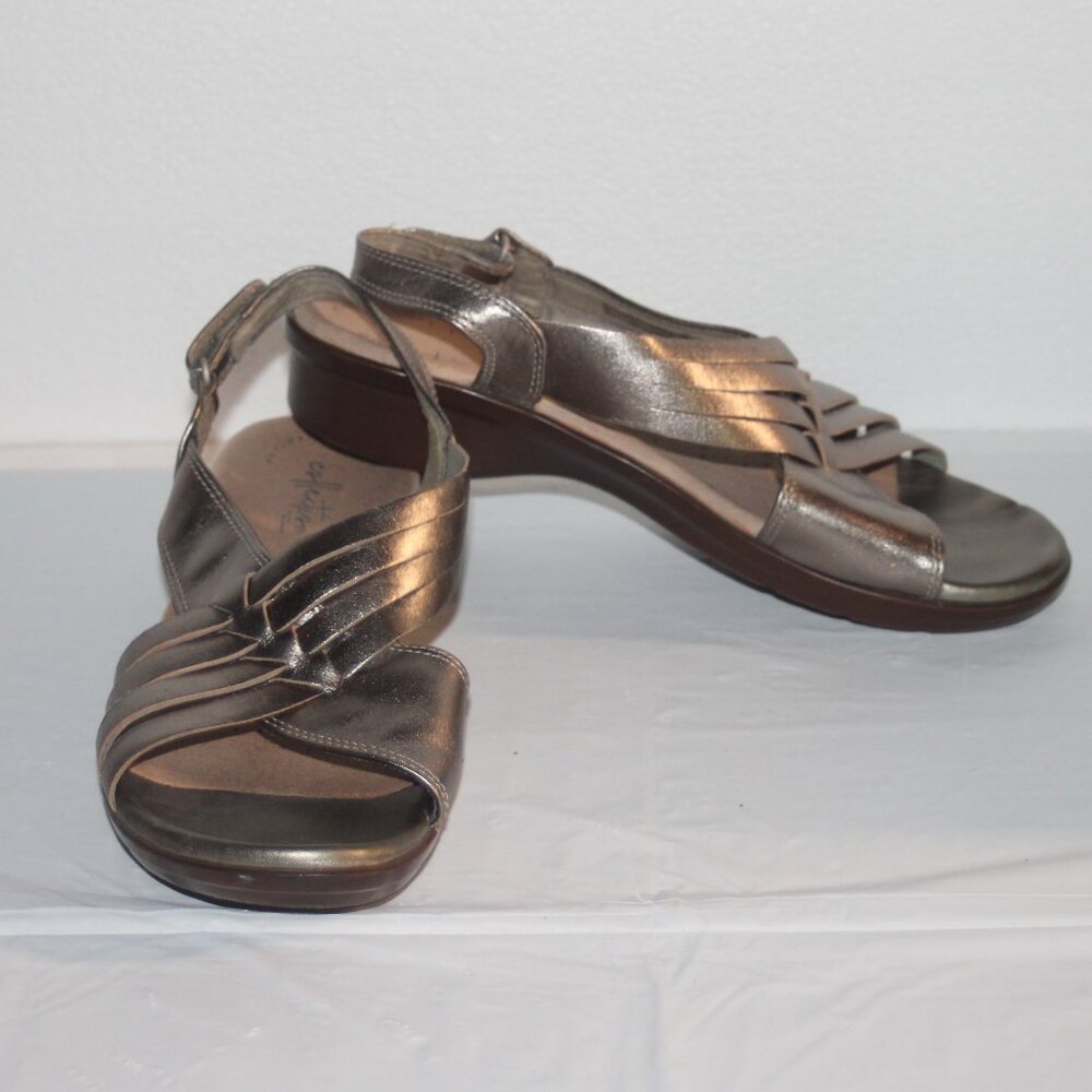 10a LADIES CLARKS COLLECTION SANDALS - 8 SOFT GOLD